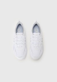 Under Armour APPARITION TECH - Sneakers laag - white/white/metallic silver-coloured