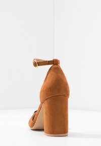 RAID Escarpins à talons hauts - brown