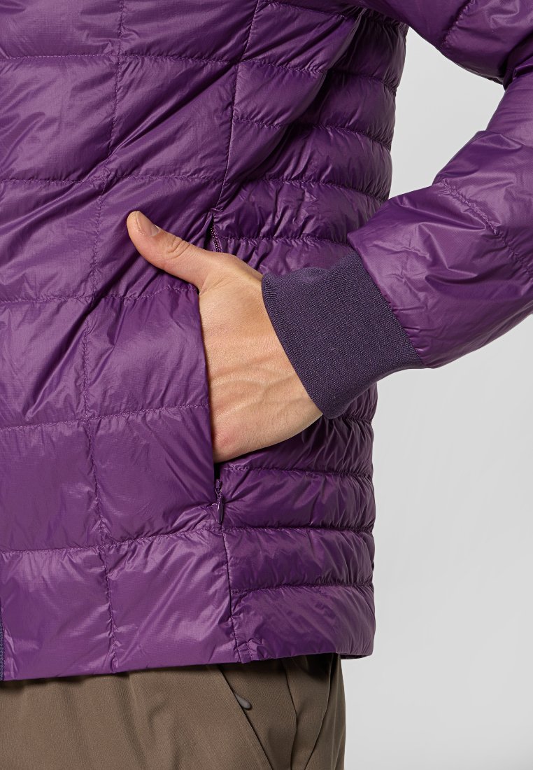 Lila isolierte Jacke mit gestepptem Design, Seitentasche und gerippten Bündchen für einen engen Sitz. Hergestellt aus leichtem, glänzendem Material.