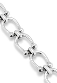 Bracciale in metallo argento a catena con maglie ovali, accenti sferici e una finitura lucida. Maglie interconnesse con bordi arrotondati.
