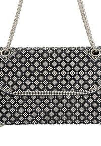 Sort quilted skuldertaske med sølvfarvede udsmykninger, der har et diamantmønster og kæderekærm. Inkluderer en klappelukning og dekorativt hardware.