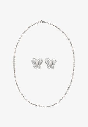 Boucles d'oreilles papillon argent et un collier assorti. Le collier est composé d'une fine chaîne avec un fermoir ; les boucles d'oreilles présentent des détails complexes en pierre.