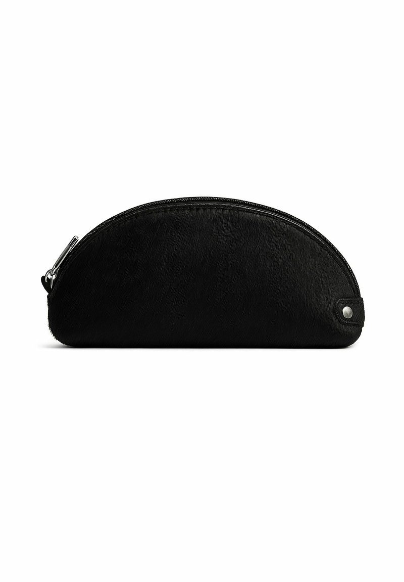 Funda semicircular negra con cremallera y superficie texturizada, con tirador de metal, sobre un fondo blanco.