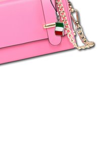 Rosa Handtasche mit goldener Kettenriemen und einem kleinen Italien-Flaggen-Anhänger, der an einem goldenen Riegelverschluss befestigt ist, auf weißem Hintergrund.
