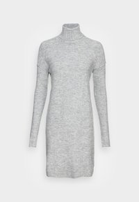 Robe col roulé grise en tissu tricoté doux, avec manches longues et ourlet côtelé pour la structure. Aucun motif ni accent présent.