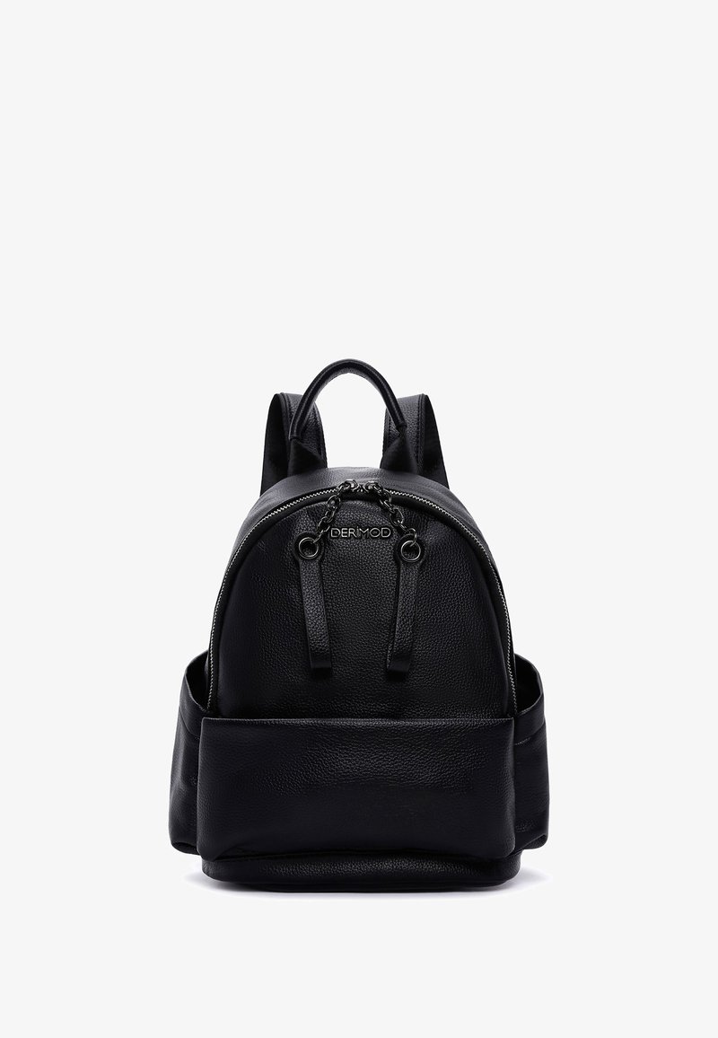 Zwarte leren rugzak met een ronde vorm, voorzien van een ritssluiting, dubbele banden en een voorvak. Gestructureerd oppervlak, gebrandmerkte hardware.