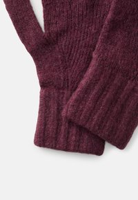 Strikkede vanter i en rig bordeauxfarve, med ribbet tekstur og et blødt, uldent materiale, med fingerløs design for nem brug.