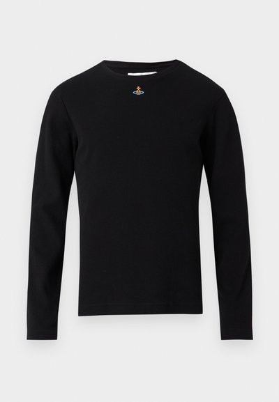 Camiseta negra de manga larga con cuello redondo y un pequeño emblema multicolor centrado cerca del cuello sobre un fondo claro y sencillo.