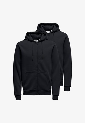 Schwarze Zip-Up-Hoodies mit Fronttaschen, Kordelzug-Hauben, gerippten Bündchen und einer glatten Textur. Zwei identische Artikel ausgestellt.