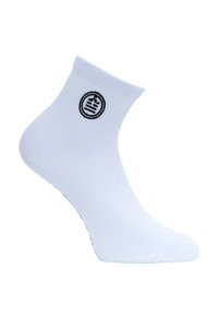 Chaussette blanche jusqu'à la cheville en coton avec une texture lisse, arborant un design de logo circulaire noir sur le côté extérieur.