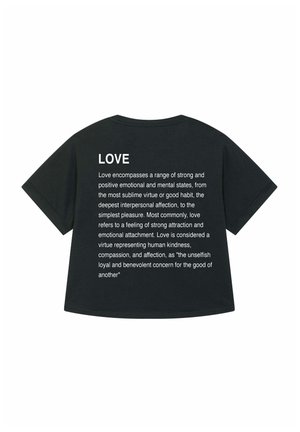 Schwarzes Kurzarm-T-Shirt mit dem Wort "LIEBE" und einer detaillierten Beschreibung der Bedeutungen und emotionalen Bedeutung der Liebe in weißem Text.