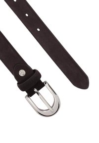Cinturón de ante negro con hebilla de metal plateado, que presenta cinco agujeros de ajuste y una textura suave. Detalle de marca notable en la hebilla.