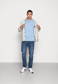 Levi's® ORIGINAL HOUSEMARK TEE - T-shirt básica - della robbia blue