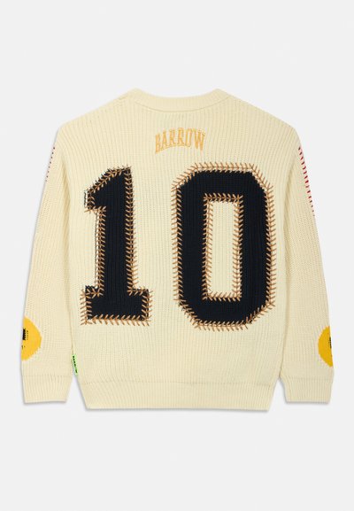 Sweater de malha em creme com o número em bloco azul marinho "10", costura texturizada, remendos amarelos e "BARROW" bordado acima do número.