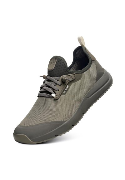 Zapatilla deportiva ligera en tonos oliva y gris, que cuenta con una parte superior de malla transpirable, suela flexible y sistema de cordones ajustable.