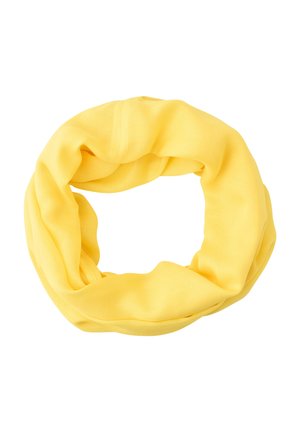 Měkká žlutá látková šála ve tvaru smyčky, zkroucená do kruhového tvaru na bílém pozadí.