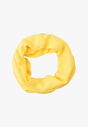 Bufanda de tela amarilla suave en forma de bucle, torcido en un círculo sobre un fondo blanco.