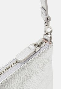 Coccinelle BEST CROSSBODY - Borsa a tracolla - silver coloured
