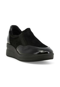 Scarpe slip-on in suede nero e pelle verniciata con punta arrotondata e suola a cuneo imbottita. Il contrasto di texture unica accentua il design.