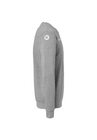 Grijze langeklovensweater van de zijkant weergegeven met ribgebreide manchetten en een klein logos op de bovenarm.