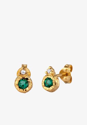 Boucles d’oreilles clous en or avec pierres précieuses rondes vertes et petites pierres claires au-dessus, avec un sertissage texturé et des fermoirs papillon.