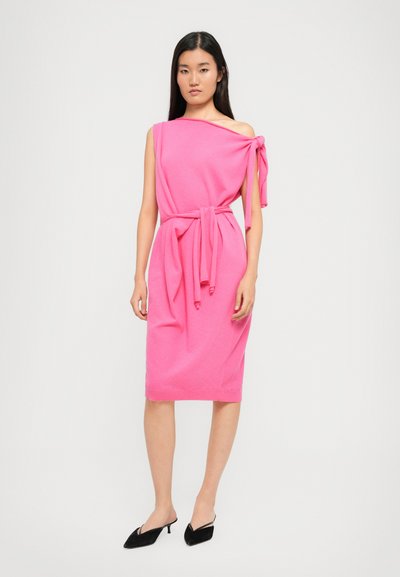 Rochie fucsia roz, cu un singur umăr, având un accent legat la umăr și o curea la talie, cu un design ajustat și tăietură până la genunchi.
