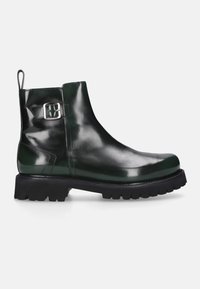 Stivale alla caviglia in pelle verde con finitura lucida, dotato di un accento in fibbia argentata, suola in gomma nera testurizzata e design minimalista.