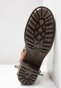 Pier One Botines con cordones - cognac