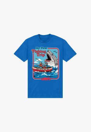 Blaues Baumwoll-T-Shirt mit einer Grafik einer Angelszene mit einem Hai, zwei Anglern in einem Boot und dem Text "Mein erster Angelausflug JAWS."
