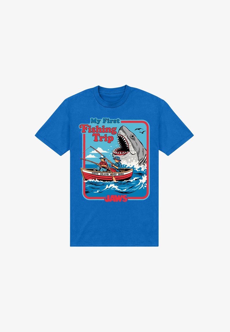 Blaues Baumwoll-T-Shirt mit einer Grafik einer Angelszene mit einem Hai, zwei Anglern in einem Boot und dem Text "Mein erster Angelausflug JAWS."
