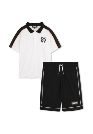 Wit-zwarte DKNY polo met oranje streep en zwarte korte broek met trekkoord, witte bies en DKNY-logo patch.