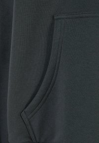 Mørkegrå bomulds hoodie stof med en frontlomme, glat tekstur og synlige sømme langs kanterne. Enkel, funktionel design.