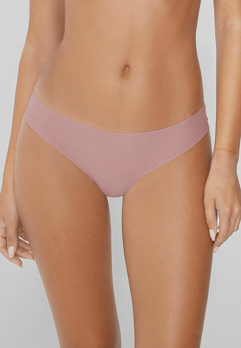 Różowe, gładkie majtki bikini o bezszwowej konstrukcji, z niskim stanem i szerokim pasem, charakteryzujące się minimalistycznymi detalami.