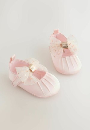 Kūdikių baleto bateliai šviesiai rožinės spalvos audiniu su minkštu, klostuotu dizainu. Yra permatoma juostelė su auksiniais taškais ir dekoratyviniu auksiniu akcentu.