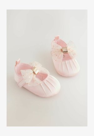 Zapatos de ballet para bebé en tela de un suave color rosa claro con un diseño plisado. Presenta un lazo transparente con puntos dorados y un acento decorativo dorado.