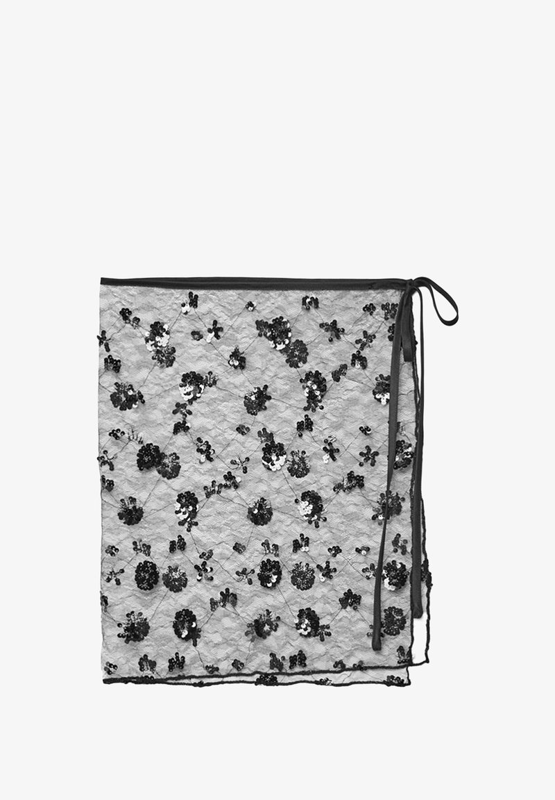 Zwarte kanten rok met een bloemig paillettenpatroon, dunne zwarte tailleband en striksluiting. Transparante textuur met een gegolfde rand aan de onderkant.