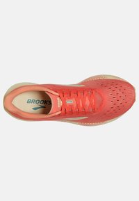 Chaussure de course corail avec tige en maille, design perforé, lacets plats et semelle rembourrée. Comprend le logo Brooks sur la languette et le côté.