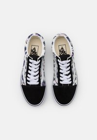 Svartvita låga sneakers med blommönster på tyg, svarta mockadetaljer och vita snören. Gummibias med kontrasterande kant.