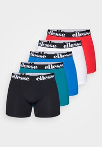 Fünf Paar Boxershorts in den Farben Schwarz, Rot, Weiß, Blau und Türkis mit elastischen Taillenbünden, die den Markennamen "ellesse" tragen.