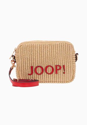 Lille rektangulær vævet beige crossbody-taske med rød "JOOP!" tekst og aftagelig rød læderrem med gulddetaljer.