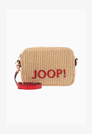 Lille rektangulær vævet beige crossbody-taske med rød "JOOP!" tekst og aftagelig rød læderrem med gulddetaljer.
