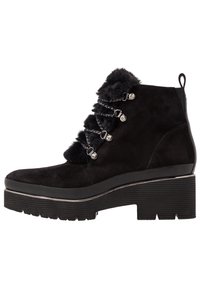 Stivaletto in pelle scamosciata nera con bordo di pelliccia, occhielli metallici e chiusura con lacci. Tacco largo nero impilato e suola testurizzata.