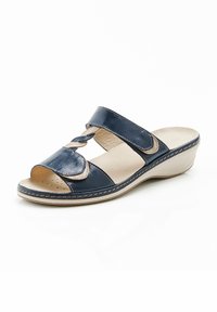 Sandalia deslizante de cuero azul marino con punta abierta, dos correas superiores anchas y una suela intermedia beige texturizada. Presenta costuras decorativas.