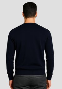 Maglione lavorato a maglia di colore blu navy con scollo rotondo, polsini e orlo a coste, mostrato da dietro, caratterizzato da una texture liscia e una vestibilità classica.