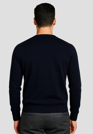 Maglione lavorato a maglia di colore blu navy con scollo rotondo, polsini e orlo a coste, mostrato da dietro, caratterizzato da una texture liscia e una vestibilità classica.