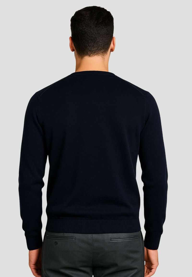 Maglione lavorato a maglia di colore blu navy con scollo rotondo, polsini e orlo a coste, mostrato da dietro, caratterizzato da una texture liscia e una vestibilità classica.