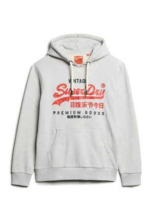 Grijze sweatshirt met capuchon, voorzak en elastische mouwen. Kenmerken zijn rode en zwarte tekst, waaronder "Vintage SuperDry," op de voorkant.