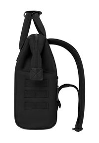 Sac bandoulière noir en tissu solide, fermeture zippée sur le dessus, sangle réglable et trois accents de sangle horizontale sur le côté.