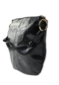 Sac à main en cuir noir avec une texture brillante, une forme triangulaire et des accents en métal doré. Comprend une fermeture éclair et des sangles réglables.