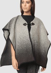 Poncho de lana en degradado gris y negro, con forma redondeada, cuenta con un cierre de gancho y ojal y una superficie suave y texturizada.